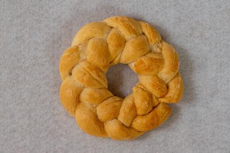 Velikonočni kruhov venček – pletenica, mlajši izdelek.    